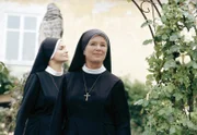 Schwester Lotte (Jutta Speidel, r.) hat die Schauspielerin Monika Saint Clair (Alexandra Kamp, l.)überredet, noch einige Zeit im Kloster Kaltenthal zu bleiben.