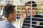 John Nolan (Nathan Fillion, r.) stellt den ehemaligen Copausbilder Jeremy Hawke (Shawn Christian, l.) in einem Einkaufszentrum.