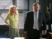 Capt. Stottlemeyer (Ted Levine) bekommt in seinem Büro unerwarteten Besuch von seiner aufgeregten Frau Karen (Glenne Headly). Der 115 Jahre alte Miles Holling ist tot und Karen ist fest davon überzeugt, dass es kein natürlicher Tod war...
