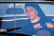 Schwester Hanna (Janina Hartwig) beobachtet Schwester Hildegard und Stolpe auf dem Motorroller.