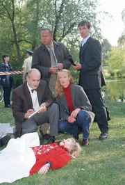 Kehler (Wolfgang Bathke, 2.v.li.), Bonhoff (Wolfgang Krewe, re.) und Glaser (Britta Schmeling, 2.v.re) möchten von Dr. Duhler (Klaus Schindler, li.) die Todesursache des Kindes (Nadjana Herrmann) erfahren.