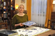 Vera (Sybille Waury) will sich nicht die Blöße geben und nimmt Carls Challenge an, ein großes Puzzle zu lösen.