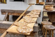 Traditionelles Brot namens Schüttelbrot in Südtirol Italien in den Bergen