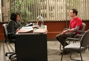 Sheldon (Jim Parsons, r.) sieht sich an der Universität Vorwürfen der sexuellen Belästigung ausgesetzt und muss deshalb bei Mrs. Davis (Regina King, l.) von der Personalabteilung vorsprechen ...