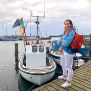 Moderatorin Tamina Kallert am kleinen Yachthafen des beliebten Ferienortes Sæby an der ruhigen Ostküste von Nordjütland.