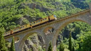 Der "train jaune", der Gelbe Zug, verbindet die Dörfer in den östlichen Pyrenäen.