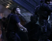 Officer John Nolan (Nathan Fillion) führt seine Einheit in ein Anwesen, um mögliche weitere Opfer vor Rosalind zu schützen.