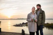 Britta (Cornelia Ivancan) lernt bei ihrem alljährlichen Inselbesuch Jonas (Bjorn von der Wellen) kennen. Durch ihn kann sie die Vergangenheit loslassen. in Verbindung mit der Sendung bei Nennung ZDF/Arvid Uhlig