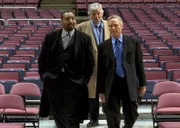 Detective Green (Jesse L. Martin, l.) und Briscoe (Jerry Orbach, hinten) befragen ein Mitglied des Basketballverbandes (Richard Bekins, r.) nach dem Verdächtigen.