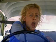 Jodi (Rachael Carpani) verlässt ihre Mutter im Streit. Nach einem waghalsigen Manöver verliert sie die Kontrolle über ihr Fahrzeug.