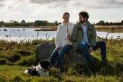 Jonas (Bjorn von der Wellen) schenkt Britta (Cornelia Ivancan) einen Kranich als Glücksbringer. in Verbindung mit der Sendung bei Nennung ZDF/Arvid Uhlig
