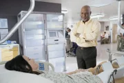 Im Krankenhaus trifft Miranda auf die abenteuerlustige Morgan (Amy Landecker, l.), während sich Richard (James Pickens Jr., r.) Sorgen um seine alte Freundin Miranda macht ...