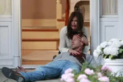 Ein schrecklicher Tag wartet auf Susan (Teri Hatcher, l.), denn Mike (James Denton, r.) wird auf offener Straße angeschossen. Wird er es überleben?