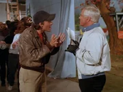 Hannibal (George Peppard, re.) bewirbt sich bei der "Uncle Buckle-Up Show" als Bärendarsteller. Murdock (Dwight Schultz, li.) will seinen Freund unterstützen...