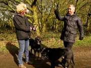 Cesar ist auf großer Hundeflüsterer-Mission quer durch Großbritannien: Sally hat große Probleme mit ihrem Hund Herbie. Ihre letzte Hoffnung ist Cesar Millan (r.) ...