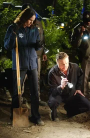 Sara (Jorja Fox) und Grissom (Willam Petersen) hoffen inständig, dass sie den Plexiglas-Sarg, in dem Nick lebendig begraben wurde, gefunden haben.