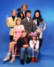 (2. Staffel) - Die Nanny (Fran Drescher, r.) bringt das Leben von C.C. Babcock (Lauren Lane, l.), Maggie (Nicholle Tom, 2.v.l.), Brighton (Benjamin Salisbury, vorne l.), Maxwell (Charles Shaughnessy, 2.v.r.), Niles (Daniel Davis, hinten) und Grace (Madeline Zima, vorne r.) gewaltig durcheinander ...