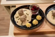 Königsberger Klopse mit Kartoffelpüree und Rote-Bete-Salat (5,14 €); Königsberger Klopse mit Kartoffelpüree und Rote-Bete-Salat (5,14 €)
