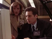 Bei ihren Ermittlungen stoßen Scully (Gillian Anderson, l.) und Mulder (David Duchovny, r.) auf die Computerdateien eines vor sechs Monaten verstorbenen Wissenschaftlers ...