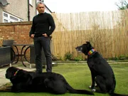 Cesar ist auf großer Hundeflüsterer-Mission quer durch Großbritannien: Sally hat große Probleme mit ihrem Hund Herbie. Er hat bereits einige Menschen gebissen und ist in einer amtlichen Liste als "gefährlicher Hund" vermerkt. Ihre letzte Hoffnung ist Cesar Millan ...