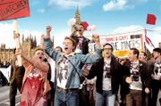 Bei der "Gay Pride"-Demonstration in London am 29. Juni 1985 unterstützen Bergarbeiter die Lesben- und Schwulen-Bewegung. Ein Akt der Solidarität und zugleich ein Dank für deren Unterstützung bei ihrem eigenen Streik (Faye Marsay als Steph Chambers, vorne, l.; George MacKay als Joe Cooper vorne, 2.v.l.)