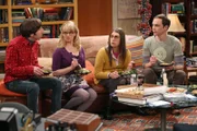 Erleben einen ganz besonderen Valentinstag: Sheldon (Jim Parsons, r.), Amy (Mayim Bialik, 2.v.r.), Howard (Simon Helberg, l.) und Bernadette (Melissa Rauch, 2.v.l.) ...