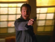Hat James (Michael T. Weiss) seine Mutter ermordet? Er fühlt sich von den Fragen seiner Schwester in die Enge getrieben und zieht seine Waffe...