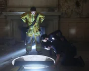 Feuerwehrfrau Kayla (Melissa Marty, l.), Officer Celina Juarez (Lisseth Chavez, M.) und Officer Lucy Chen (Melissa O'Neil, r.) leisten Bailey Nune seelischen Beistand, nachdem sie in eine Falle geraten ist.
