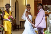 Naomi Thomas (Shantol Jackson, l.) ist auf der Hochzeit von Monique Hays (Gina Ré, M.) and Ty Edgars (Gamba Cole, r.) zu Gast, doch die Feier nimmt eine unerwartete und dramatische Wendung.