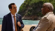 Detective Neville Parker (Ralf Little, l.) erfährt vom Polizeichef Selwyn Patterson (Don Warrington, r.) interessante Details über den Strand, die möglicherweise im Zusammenhang mit dem Mordfall stehen.