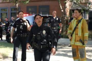 Officer Lucy Chen (Melissa O'Neil, l.) sucht zusammen mit Officer Celina Juarez (Lisseth Chavez, M.) nach Officer John Nolan, der plötzlich verschwunden ist.