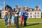 Die gräfliche Familie du Pavillon vor ihrem Schloss Beauregard mit dem Fotografen Antoine Schneck (Mi., mit Kamera)