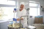 Anja Wolff von den Jakobsberger MilchHandwerkern in Jakobsberg macht in der Käsemanufaktur am Hof Schafsfrischkäse.