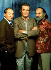 Jim Rockford (James Garner, Mi.), Dennis Becker (Joe Santos, li.) und Evelyn 'Angel' Martin (Stuart Margolin).