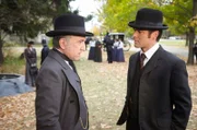Dr. Harwick (Scott Wentworth, l) und Detective Murdoch (Yannick Bisson)