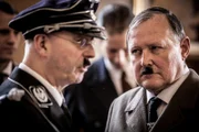 L-R: Heinrich Himmler (Darsteller unbekannt) und Adolf Hitler (Ray Burnet)