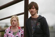 Mallory (Jessica Amlee) und Ty (Graham Wardle) beobachten Amy und Caleb bei der Arbeit mit dem Mustang.