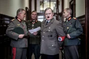 Hitler (Ray Burnet, 2.v.r.) und seine engsten Vertrauten.