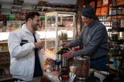 Krankenpfleger Karim (Nassim Avat, l.) holt Kaffee-Nachschub für seine Kollegen bei Holger Kurz (Jürgen Rißmann) im Kiosk.