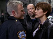 Det. Benson (Mariska Hargitay, re.) und Det. Tutuola (Ice-T, mi.) nehmen den Polizisten Les Cooper (Terry Serpico, li.) fest...