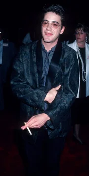 Robert Downey Jr. 1986 bei der Premiere von "Back to School" in New York. Der 21-Jährige war bis dahin vor allem in Nebenrollen zu sehen – und in der populären US-Fernsehshow "Saturday Night Live".