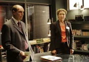 Conrad Ecklie (Marc Vann, l.) stellt den CSI-Kollegen die Polizeipsychologin Patricia Alwick (Alex Kingston) vor, die dem Team helfen soll, über den Verlust von Warrick hinwegzukommen.