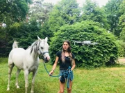 Nelli mit Pferd Bella beim Drohnentraining