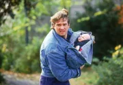 Frank (Dierk Prawdzik) hat das Baby vor dem Feuer in der Gärtnerei gerettet.