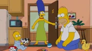 Homer (r.) verbringt mit Homer Junior (l.) mehr Zeit als mit seiner eigenen Familie. Als Marge (M.) herausfindet, wo sich Homer nach der Arbeit immer herumtreibt, ist sie alles andere als begeistert ...