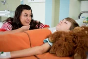 Sabine Krüger (Stephanie Kämmer) besucht ihren Sohn Hugo (Nick Julius Schuck) so oft es geht im Krankenhaus. Auch nach zwei Jahren im Koma, hat sie die Hoffnung auf sein Aufwachen noch nicht aufgegeben.