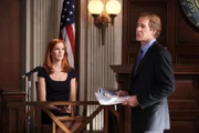 Während sich der Mordprozess nähert, beginnt Bree (Marcia Cross, l.) sich in ihren Anwalt Trip (Scott Bakula, r.) zu verlieben ...