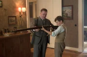 Wolter (Peter Kurth) erklärt Helgas Sohn Moritz (Ivo Pietzcker) das Gewehr.