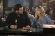Alex (Justin Chambers, l.) macht Meredith (Ellen Pompeo, r.) klar, dass ein wenig Frühlingsgefühle auch für sie nichts schlechtes sind ...
