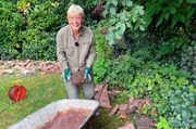 Birgit Schubert aus Kassel will sich aus Natursteinen einen Grill für den Garten mauern.